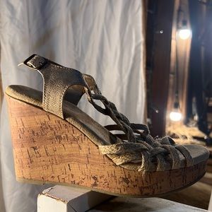 Size 8.5 wedge memory foam sandals